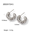 Dettaglio di orecchini a C in acciaio al titanio con placcatura argento e zirconi - Stile Zirconia Bianca Argento (JDE201724-S)