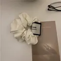 Chouchou en tissu blanc crème avec étiquette tissée minimaliste et texture soyeuse - Chouchou Satiné Blanc avec Étiquette