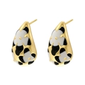 Détail macro de boucles d'oreilles en forme de goutte avec placage doré et émail floral - Or Blanc & Noir