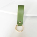 Détail d'un porte-clés en cuir PU vert avec anneau métallique doré et rivet de finition - Vert Militaire