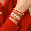 Detail von Weihnachts-Perlenarmband-Set in Rot und Grün auf dem Handgelenk getragen - SY0666