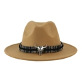 Dettaglio cappello fedora in lana cammello con nastro etnico e decoro a testa di toro - Adulto 58cm Taglia Unica / Cachi