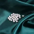 Perles de culture d'eau douce ovales blanches sur soie vert foncé pour bijoux DIY - Blanc