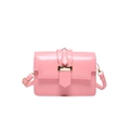 Borsa a tracolla quadrata rosa lucida in pelle verniciata con fibbia in metallo dorato - Rosa