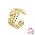 Dettaglio dell'ear cuff multistrato in argento sterling placcato oro 14 carati - Aperto Regolabile / Ear Cuff a Onde Multistrato (GAR06) / Oro 14K