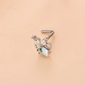 Dettaglio del piercing al naso in argento a forma di L con farfalla in opale e cristallo - 4# / Argento