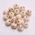 Makro-Detail von 20mm Holzperlen mit aufgedruckten Smileys für DIY-Schmuckherstellung - Fröhliches Gesicht