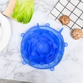 Set di 6 coperchi in silicone blu alimentare di varie dimensioni su piano in marmo - 55g Set Tondo da 6 (Tre Orecchie) / Tondo Blu