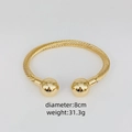 Vintage gouden gedraaide kabelarmband met metalen kralen en verstelbaar open design - Goud