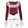Dettaglio del top in velluto bordeaux con bordo in pizzo bianco su scollatura e maniche - S / Borgogna