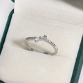 Funkelnder Kupferring mit Schleife aus Zirkonia und Mikro-Pave-Diamanten besetzt - Dreieck Zirkon Schleifen Stil (Weißgold 7)