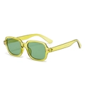 Occhiali da sole retrò quadrati giallo gelatina con lenti verde scuro e borchie d'argento - Montatura Verde / Lenti Verdi