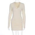 Detailansicht der eleganten Raffung und schmalen Passform am beigefarbenen V-Ausschnitt Kleid - S / Aprikose