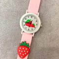 Détail du bracelet en silicone rose avec fraises 3D et cadran blanc sur montre enfant - Rose