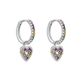 Détail de boucles d'oreilles créoles avec cœurs et oxydes de zirconium multicolores - Cœur Argent Arc-en-ciel
