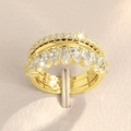 Dettaglio macro di un set di tre anelli impilabili in oro con zirconi a taglio marquise - US 7 / Oro