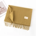 Sciarpa giallo zenzero effetto cashmere con nappe e etichetta in primo piano - Senza Etichetta / Verde Senape