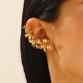 Ear cuff vintage dorato con foglie e fiori, vista ravvicinata dell'orecchino indossato - Stile Fiore Oro Orecchio Destro (7410)