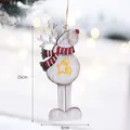 Houten kerstrendierornament met rode sjaal en sterpatroon, 15x8 cm hangende decoratie - Stijl met gestreepte sjaal en ster