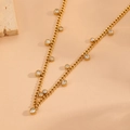 Luxuriöse goldene Panzerkette mit runden Zirkonia-Anhängern auf beigem Hintergrund - Goldkette mit Zirkonia (T601)