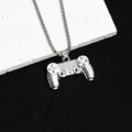 Vue détaillée du pendentif manette de jeu argenté sur une chaîne à mailles carrées solides - Manette de Console de Jeu