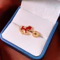 Boucles d'oreilles asymétriques plaquées or 18k avec cheval émaillé rouge et pièce - Cheval à bascule rouge et pièce de monnaie en cuivre asymétriques (WE5507) / Or+Rouge