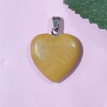 Pendentif cœur en pierre naturelle jaune avec fermoir métallique sur fond rose - 09-Pierre Jaune