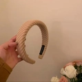 Serre-tête rembourré beige avec texture tressée et étiquette faite main pour femmes - Couleur Thé au Lait