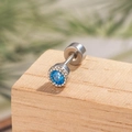 Zilveren kraakbeen oorknopje met ronde blauwe zirkoon op een houten blok - Zee Blauw (Enkel stuk)