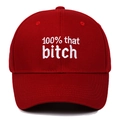 Cappellino da baseball rosso con ricamo bianco 100% that bitch su sfondo bianco pulito - Regolabile / Borgogna
