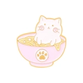 Niedliche weiße Katze in pinker Nudelschale Emaille-Pin mit Goldrand auf Weiß - Katze in Ramen Schüssel Stil (XZ4225)