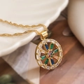 Exquisite 18K vergoldete Halskette mit buntem Zirkon-Herzrad-Anhänger auf einer Muschel - Bunter Zirkonia Runder Rad Anhänger