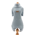 Jersey de punto acanalado azul para mascotas con cuello alto y etiqueta de cuero - Azul Empolvado