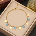 Goldenes Edelstahlarmband mit Evil Eye und Herzanhängern auf einer Schmuckschatulle - Goldenes Herz (1#)
