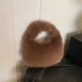 Chic brown plush handbag in fluffy fur with an integrated handle for autumn/winter styles - Coffee