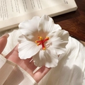 Detailansicht einer weißen Frangipani Haarklammer mit realistischen gelben Blütenstempel - Weiß