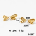 Detalle de pendientes de lazo dorado con perla blanca, de 25mm de ancho y 11mm alto - 25mm x 11mm / Pendientes de Lazo Dorados (D2817)