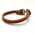 Vintage braunes Lederarmband mit einem Bronze-Ankerverschluss auf weißem Hintergrund - Khaki