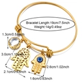 Vista detallada de la pulsera dorada con mano de Fátima y ojo turco con medidas precisas - Estilo Mano de Fátima Ojo Turco (CB00944)