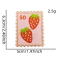 Détail de l'écusson brodé fraise rose style timbre avec dimensions 6,3 cm x 5 cm - Style Timbre 2#