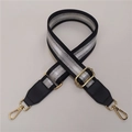 Détail de la bandoulière réglable à rayures noir et argent avec mousquetons dorés - Noir