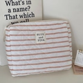 Dettaglio della borsa trucco in cotone trapuntato con strisce rosa ed etichetta - Clutch Bag / Rosa