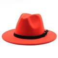 Dettaglio cappello fedora in lana rossa con cinturino in pelle nera e fibbia in metallo oro - M (56-58cm) / Rosso Arancio