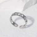 Minimalistische zilveren roestvrijstalen open ring met kettingontwerp op witte steen - Staalkleur