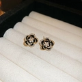 Eleganti orecchini a lobo camelia nera con cristalli e perla centrale, finitura oro - Perno in Argento Camelia in Smalto Zirconia Perla