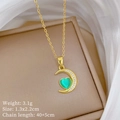 Dettaglio della collana dorata con ciondolo a luna e cuore verde con specifiche - Stile Luna e Cuore Verde (H347)