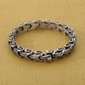 Detalle de pulsera para hombre en acero inoxidable oxidado con estilo retro vintage - Plata Antigua