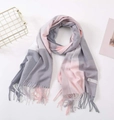 Sciarpa in misto cashmere con motivo a blocchi grigio rosa bianco e frange - Rosa