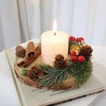 Weihnachtlicher Kerzenhalter mit Holzsockel, Zapfen, roten Beeren und Goldglöckchen - Rote Beeren Trompetenglocke Kerzenhalter (Inklusive Weißer Stumpenkerze)