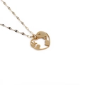 Collier en acier inoxydable doré avec pendentif cœur et carte du monde sur chaîne plate - Coeur Creux Carte du Monde / Doré